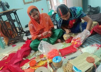 समूहों की धूप बत्ती से महक रहे हैं माँ के दरबार