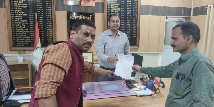 ग्रापए जिलाध्यक्ष ने डीएम को सौंपा ज्ञापन