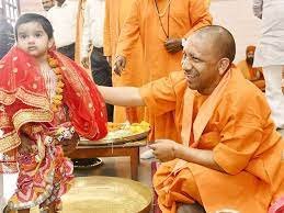 सीएम योगी ने गोरखनाथ मंदिर में किया कन्या पूजन