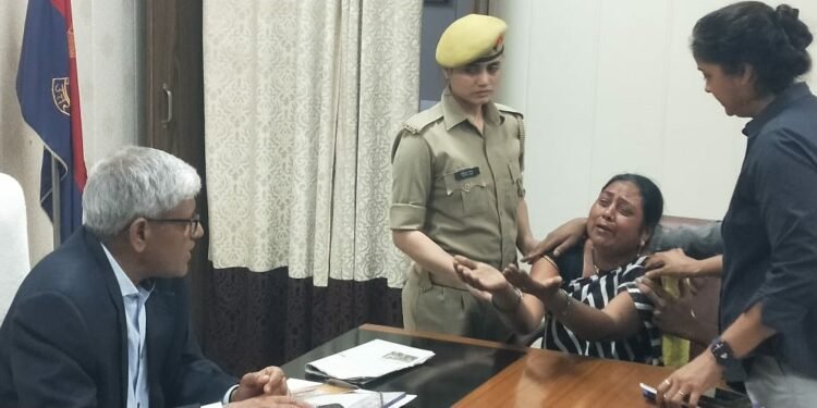 Akanksha Dubey Case: गिरफ्तारी की मांग को लेकर सीपी से मिली आकांक्षा की मां, पुलिस जांच पर उठाए सवाल