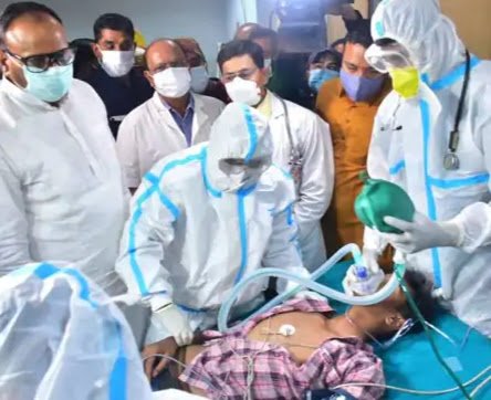 प्रदेश में तेजी से फैल रहे कोरोना को लेकर डिप्टी सीएम ब्रजेश पाठक ने बलरामपुर अस्पताल में किया मॉक ड्रिल का परीक्षण