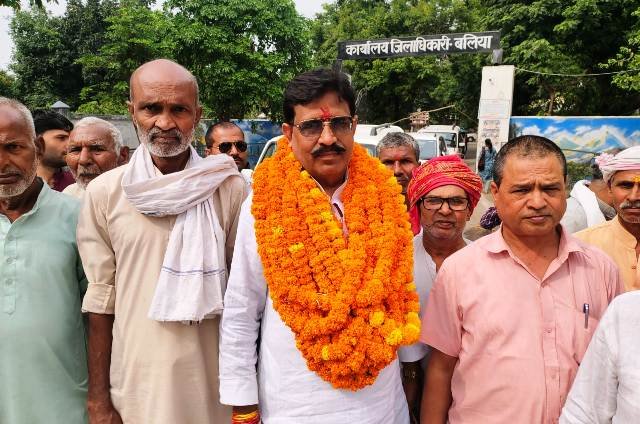 Ballia: अंतिम दिन गुलजार रहा नामांकन स्थल, भाजपा, सपा, आप समेत निर्दलीय प्रत्याशियों ने किया नामांकन 24balp-17