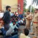 ट्रामा सेंटर में छात्र और डॉक्टरों की नोकझोंक, छात्रों ने किया सिंहद्वार बंद कर दिया धरना