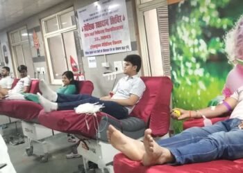 अखिल भारतीय विद्यार्थी परिषद के कार्यकर्ताओं ने अंबेडकर जयंती पर किया रक्तदान