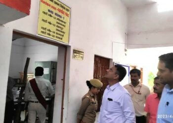 Nikay Chunav: नामांकन स्थलों का जिला निर्वाचन अधिकारी ने किया निरीक्षण, अनुपस्थित कर्मचारियों पर भड़के