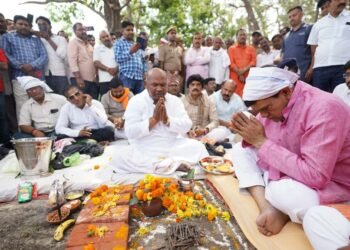 नगर विकास मंत्री एके शर्मा ने सामुदायिक केंद्र व कल्याण मण्डप के निर्माण कार्य का विधिवत पूजा अर्चना कर शिलान्यास किया