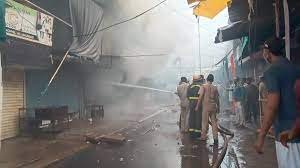 प्रयागराज में रेडीमेड मार्केट में भीषण आग, 210 दुकानें आग की चपेट में