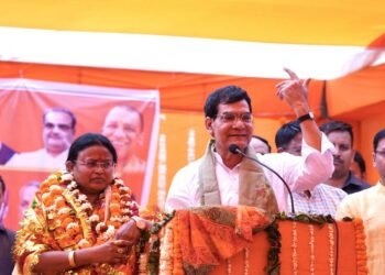 आगरा  नगर निकाय चुनाव में प्रत्याशियों के नामांकन में पहुंचे नगर विकास मंत्री