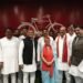 सपा सुप्रीमो अखिलेश यादव ने रमेश श्रीवास्तव को सपा की सदस्यता ग्रहण कराई