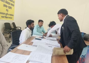 आज बंथरा नगर पंचायत अध्यक्ष के 11 और नगर पंचायत सदस्य के 58 नामांकन पत्र बिके