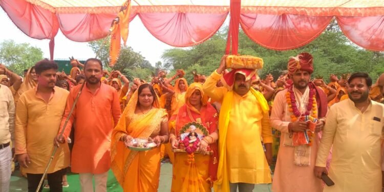 बंथरा में सात दिवसीय श्रीमद्भागवत कथा के शुभारंभ में निकाली गई कलश यात्रा
