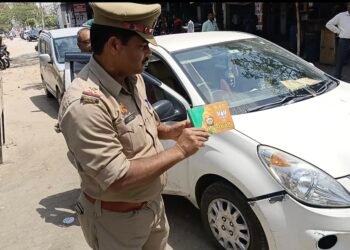 भाजपा नेता की गाड़ी से उतारा झंडा, लगाई फटकार