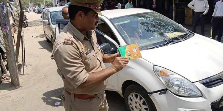 भाजपा नेता की गाड़ी से उतारा झंडा, लगाई फटकार