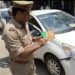 भाजपा नेता की गाड़ी से उतारा झंडा, लगाई फटकार
