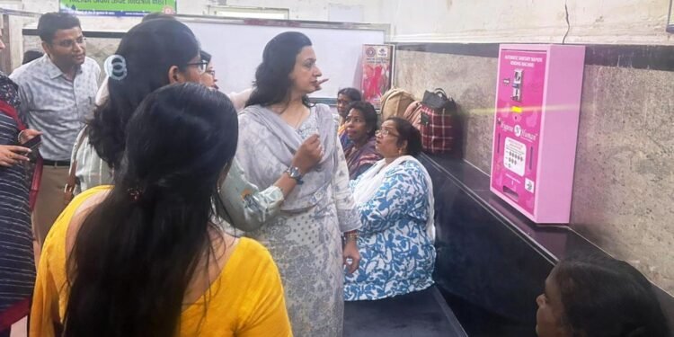 चारबाग रेलवे स्टेशन पर खुला सैनेट्री नैपकिन पैड वेंडिंग मशीन