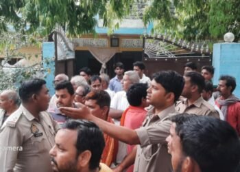 हनुमान मंदिर से हार चोरी करते समय पकड़ा गया चोर
