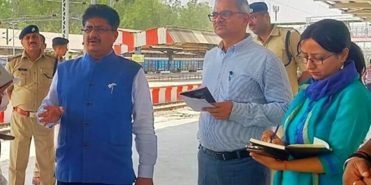 डीआरएम ने किया लखनऊ व आलमनगर रेलवे स्टेशन का निरीक्षण