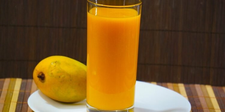 गर्मियों में ज़रूरी है आम का जूस पीना, जानिए इससे होने वाले 6 फायदे