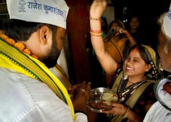 घर-घर पहुंच कर वोट देने की अपील कर रहे हैं नगर पंचायत प्रत्याशी