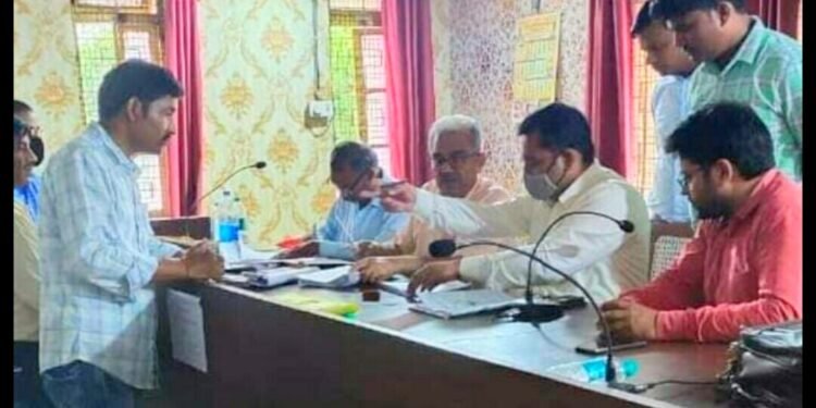 नामांकन प्रक्रिया के आखिरी दिन सभी दल एवं निर्दलीय प्रत्याशियों ने भरा नामांकन पत्र