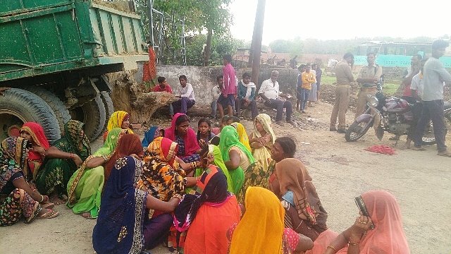 ओवरलोड ट्रैक्टर की चपेट में आने से दो बच्चों की मौत, एक घायल