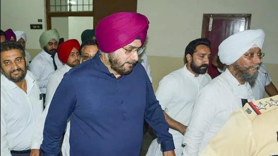 'राहुल गांधी क्रांति का नाम है' जेल से छूटने पर नवजोत सिंह सिद्धू ने की राहुल की तारीफ navjot singh siddhu discharged from jail
