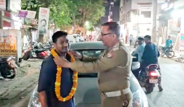 बीच सड़क गाड़ी खड़ी करना पड़ा महंगा: पुलिस ने पहले किया माल्यार्पण, फिर थमाया इतने रुपए का चालान…