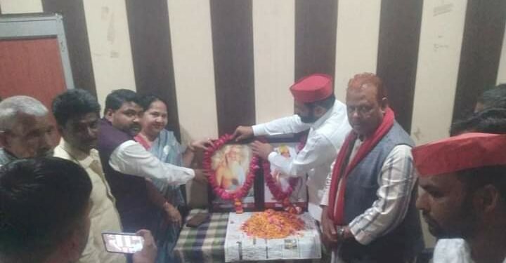 सपा कार्यालय में मनाई गई महर्षि कश्यप व निषादराज की जयंती