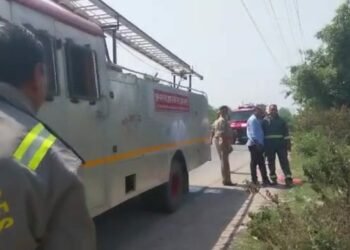 अवध कॉलेजिएट स्कूल के बगल झाड़ियों में लगी आग, मचा हड़कंप 