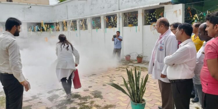एचपीसीएल ने सरोजनीनगर पीएचसी को उपलब्ध कराए मेडिकल उपकरण 