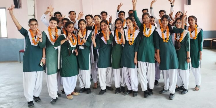 स्नेहा कुमारी ने इंटरमीडिएट व उत्कर्ष शर्मा हाईस्कूल में रहे अव्वल