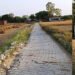 जौनपुर: बिछाने चले पाइप, तोड़ दी सड़क, लापरवाह ठेकेदार ने बिगाड़ी सूरत