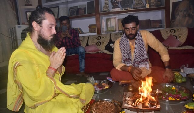 Varanasi: रूस के एंटीव एंड्रिव बने अतंदानंद, अपनाया सनातन धर्म