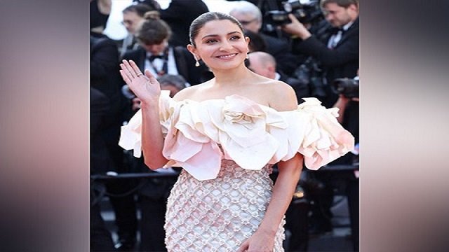 Cannes 2023 look: रेड कार्पेट पर व्हाइट गाउन पहन अनुष्का शर्मा ने किया डेब्यू, स्टनिंग लुक से जीत लिया दिल