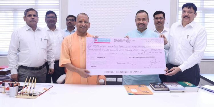 सहकारिता मंत्री ने मुख्यमंत्री को दिया उप्र राज्य भण्डारण निगम के लाभांश का चेक
