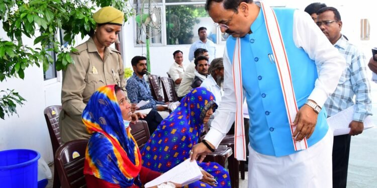 उप मुख्यमंत्री केशव प्रसाद मौर्य ने लगाया जनता दर्शन कार्यक्रम