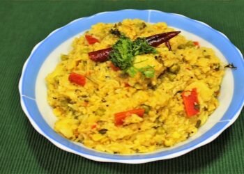 हल्का और पौष्टिक खाने का मन है तो बनाईये गुजराती तड़का खिचड़ी की रेसिपी
