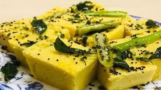 खमन ढ़ोकला बनता है सॉफ्ट और स्पंजी, इसकी खुशबू से मुंह में पानी ही आ जायेगा