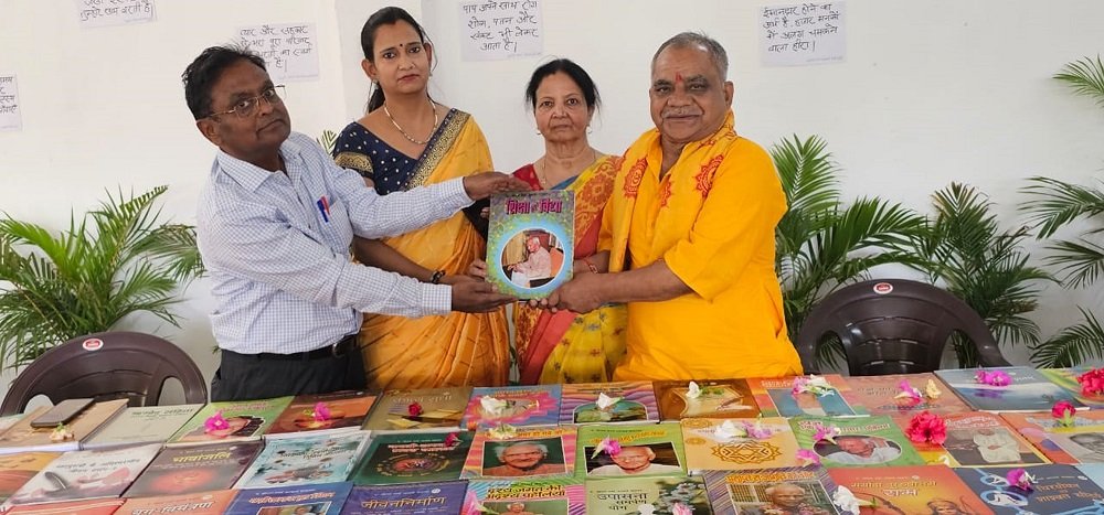 लखनऊ में गायत्री ज्ञान मंदिर का 388वाँ युगऋषि वाङ्मय की स्थापना P-001 (1)