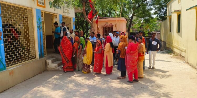 Varanasi Election Update: वोटर लिस्ट में नाम गड़बड़ होने से सैकड़ों मतदान से वंचित, संवेदनशील केंद्रों पर फ़ोर्स तैनात