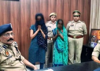 रंगदारी और धोखाधड़ी में शामिल तीन पुलिसकर्मी समेत पांच गिरफ्तार