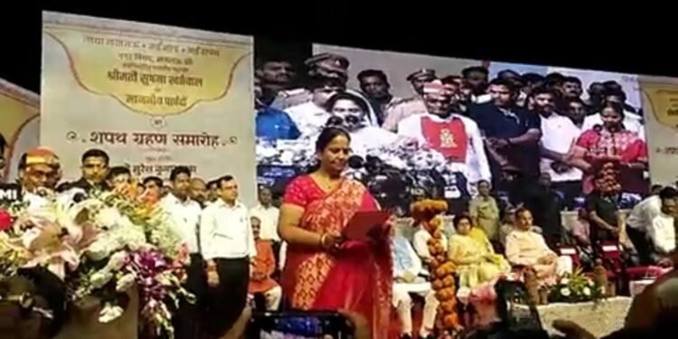 सुषमा खर्कवाल लखनऊ की नवनिर्वाचित मेयर ,कमिश्नर रोशन जैकब ने  दिलाई शपथ