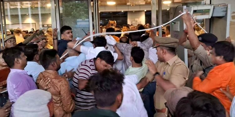 Varanasi Mayor Oath: मेयर और पार्षद शपथग्रहण समारोह अव्यवस्था का शिकार, जुटी हजारों की भीड़, टूटा गेट