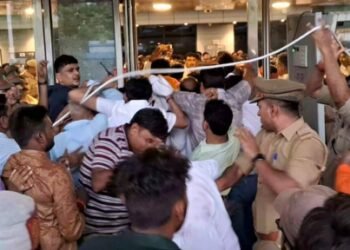 Varanasi Mayor Oath: मेयर और पार्षद शपथग्रहण समारोह अव्यवस्था का शिकार, जुटी हजारों की भीड़, टूटा गेट