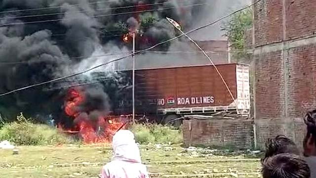 दर्दनाक हादसा: हाईटेंशन तार टूटने से ट्रक में लगी आज, दो बाइक सवार जिंदा जले, मौत