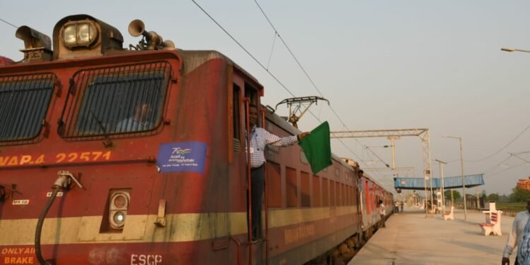 सीआरएस ने किया नई विद्युतकर्षण लाइन का संरक्षा निरीक्षण
