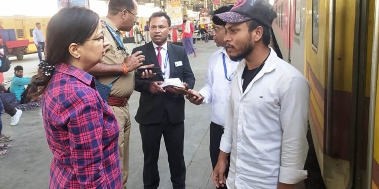गंदगी देखकर भड़की सीनियर डीसीएम सफाई ठेकेदार पर ठोका जुर्माना