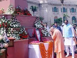 मुख्यमंत्री योगी आदित्यनाथ ने पूर्व पीएम व पूर्व यूपी सीएम चौधरी चरण सिंह की प्रतिमा पर माल्यार्पण कर श्रद्धांजलि दी