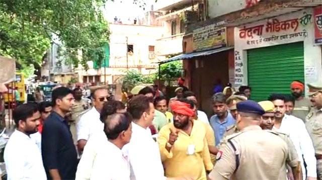 फर्जी वोट डालते पकड़ा गया युवक, मचा हंगामा, पुलिस ने खदेड़ा