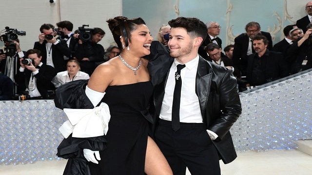 Priyanka Chopra in Met Gala 2023: मेट गाला फैशन नाइट में देशी गर्ल ने पति निक संग रेड कार्पेट पर बिखेरा जलवा gettyimages 2